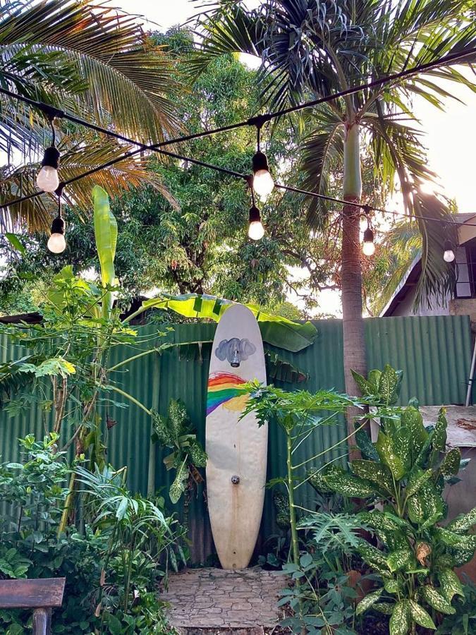 Coral Reef Surf Hostel And Camp تاماريندو المظهر الخارجي الصورة