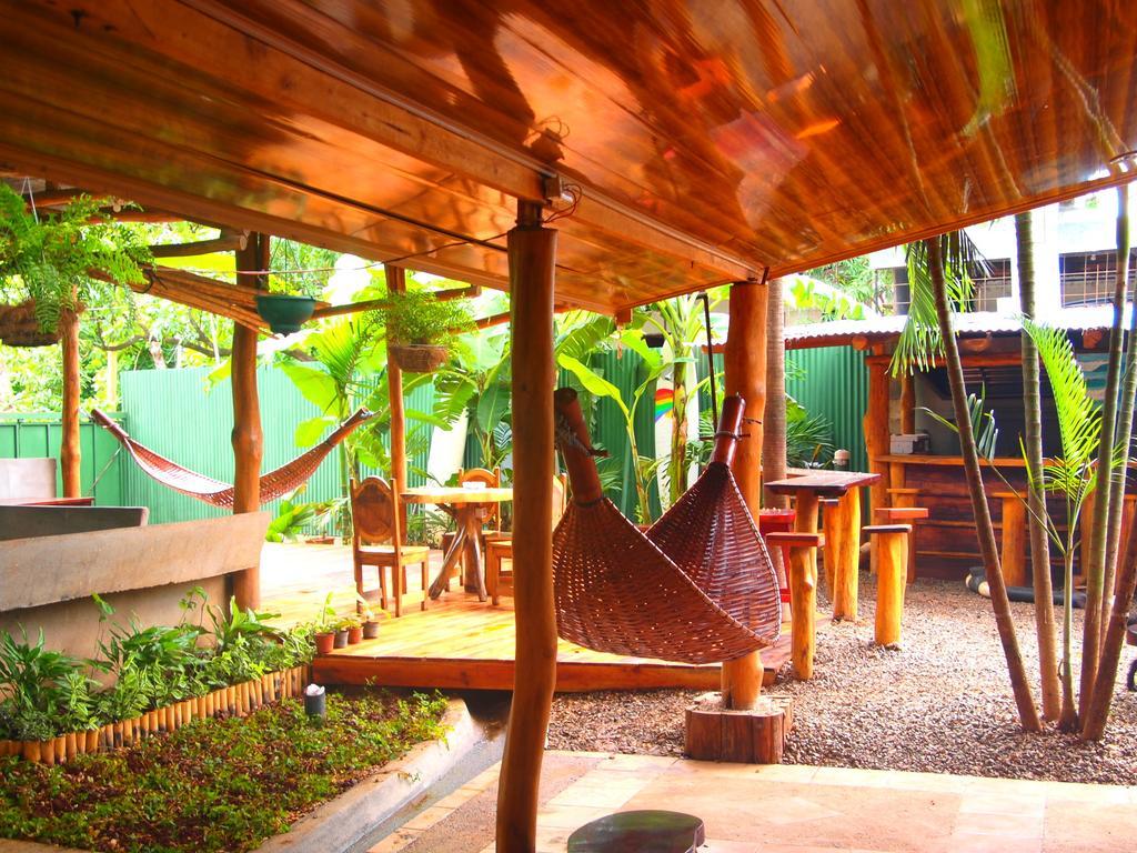 Coral Reef Surf Hostel And Camp تاماريندو الغرفة الصورة