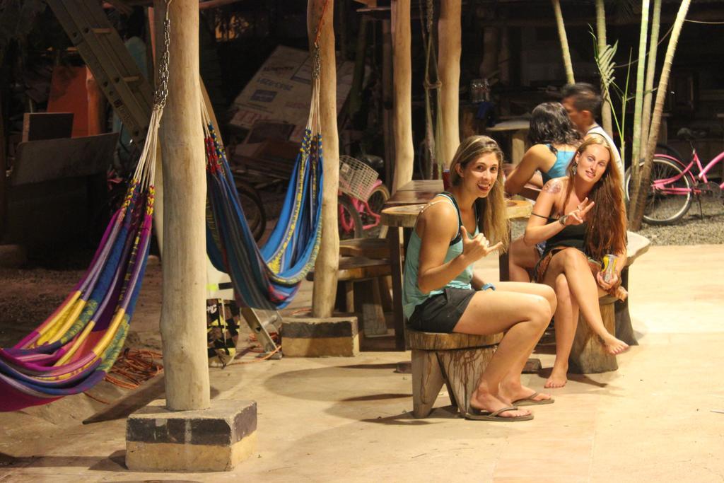 Coral Reef Surf Hostel And Camp تاماريندو الغرفة الصورة