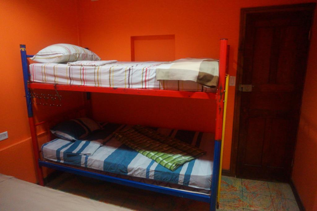 Coral Reef Surf Hostel And Camp تاماريندو المظهر الخارجي الصورة