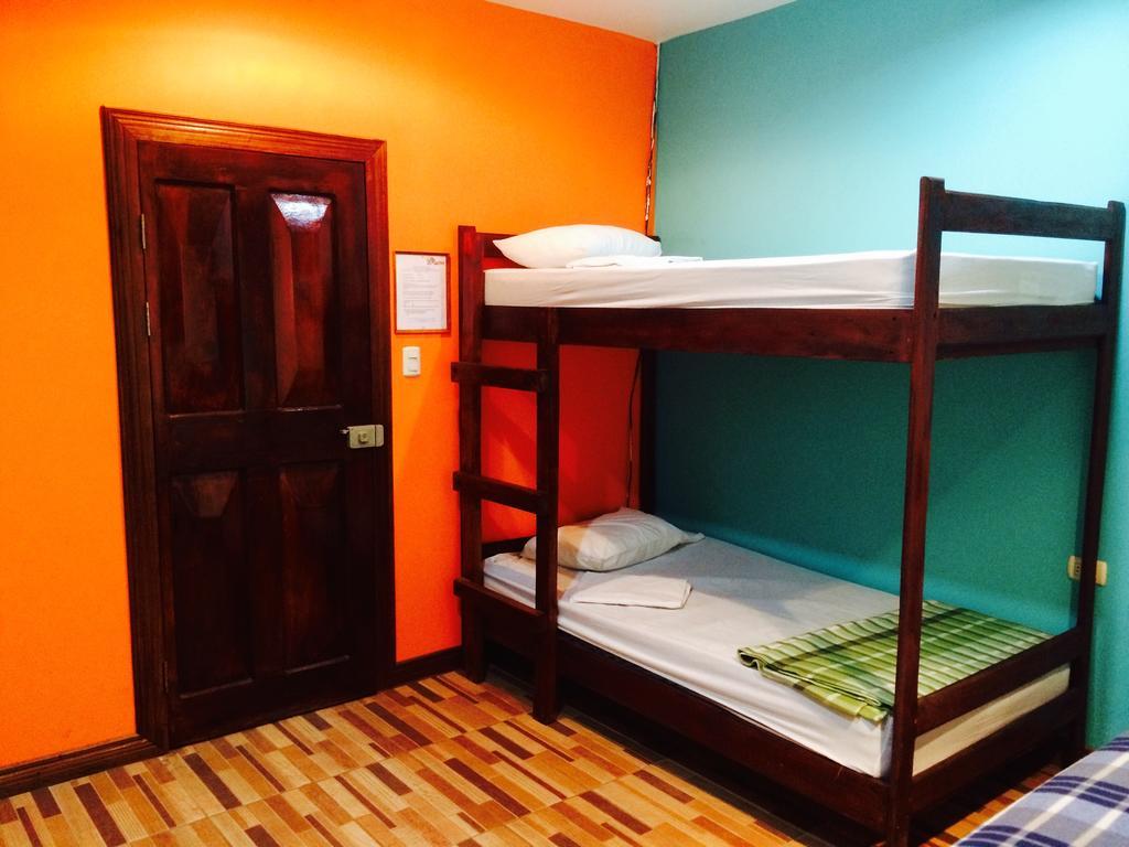 Coral Reef Surf Hostel And Camp تاماريندو الغرفة الصورة