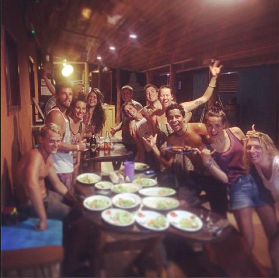 Coral Reef Surf Hostel And Camp تاماريندو المظهر الخارجي الصورة